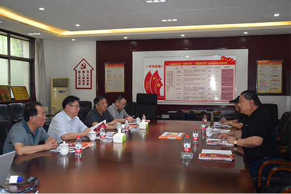 臨汾市市場監(jiān)督管理局局長、非公企業(yè)黨委書記張東紅<br>在科海集團調(diào)研非公黨建工作